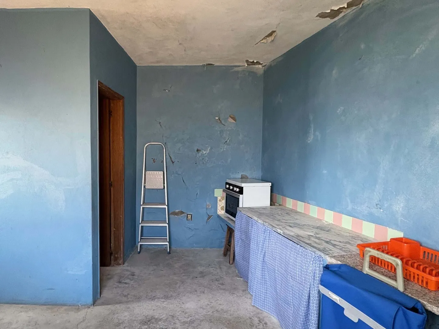 Moradia T1 com 2 pisos e anexos em Silvares da Serra