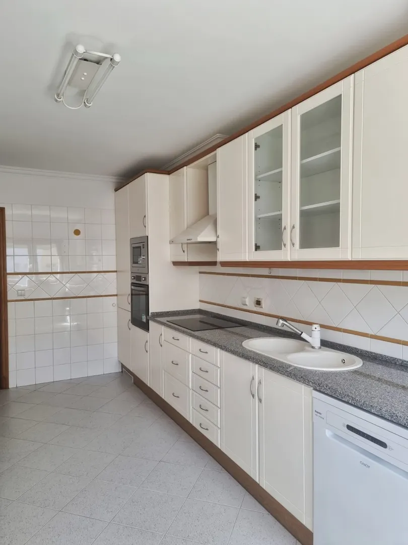 T4 com Garagem e Varanda no Prior Velho