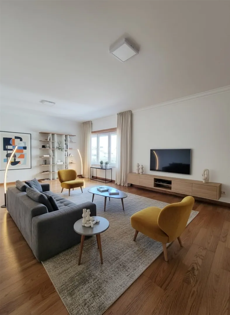 Apartamento T4 com Varanda e Garagem no Prior Velho
