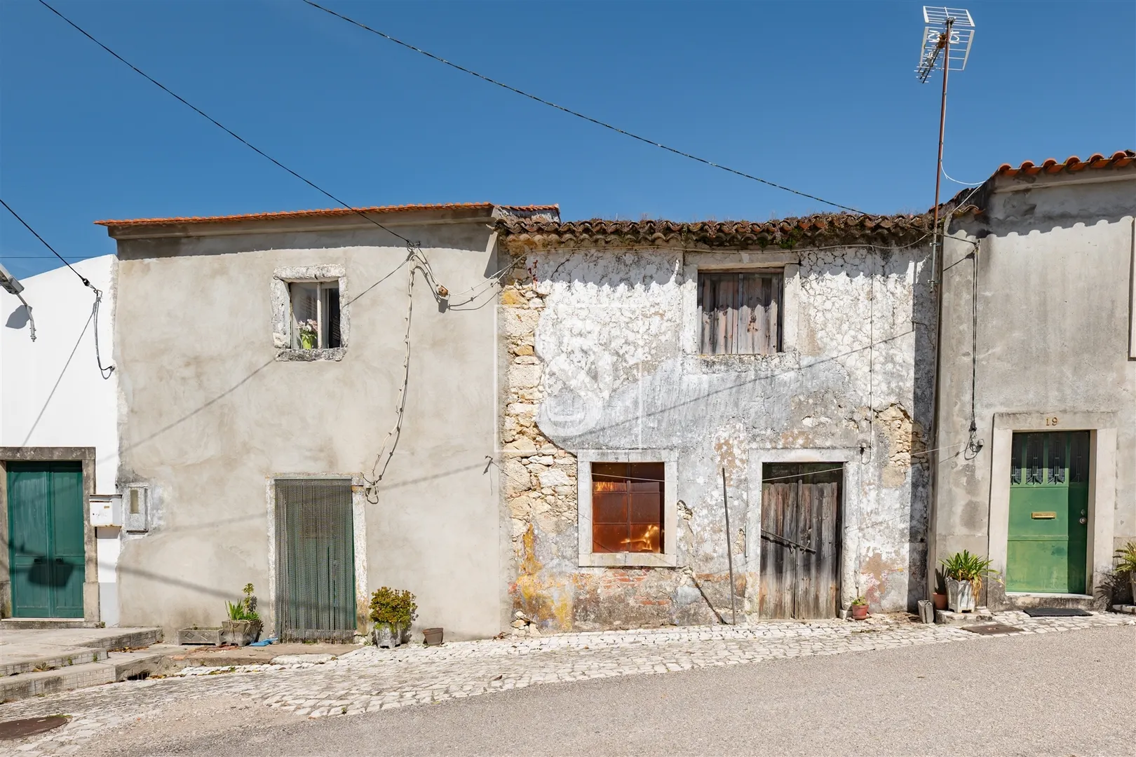 Oportunidade em Tomar: 2 Moradias para Recuperar com Terreno e Logradouro – 47.000€