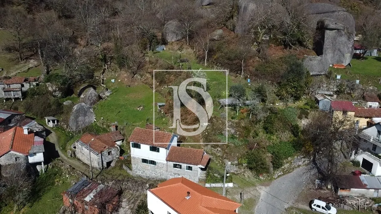 Moradia T2 habitável+ Moradia T2 para restauro+ Terreno com 700m2