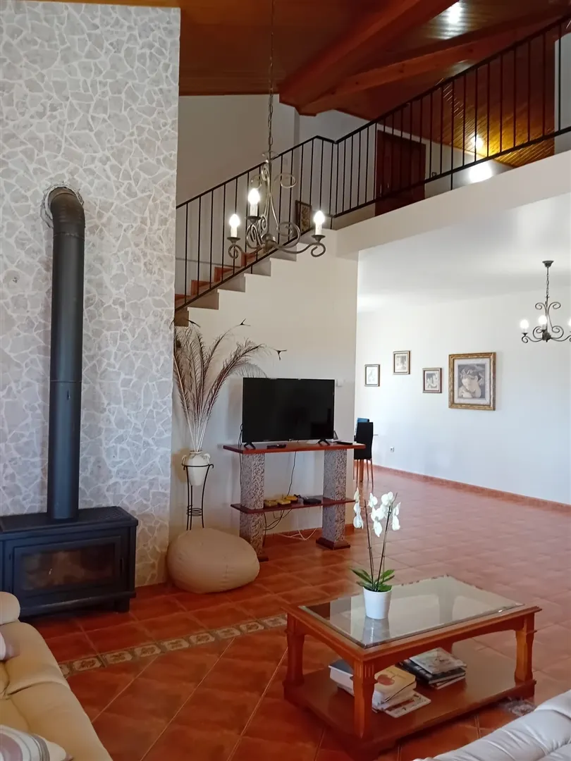 Moradia T4 Exclusiva na Meia Via, Torres Novas – Espaço, Conforto e Lazer
