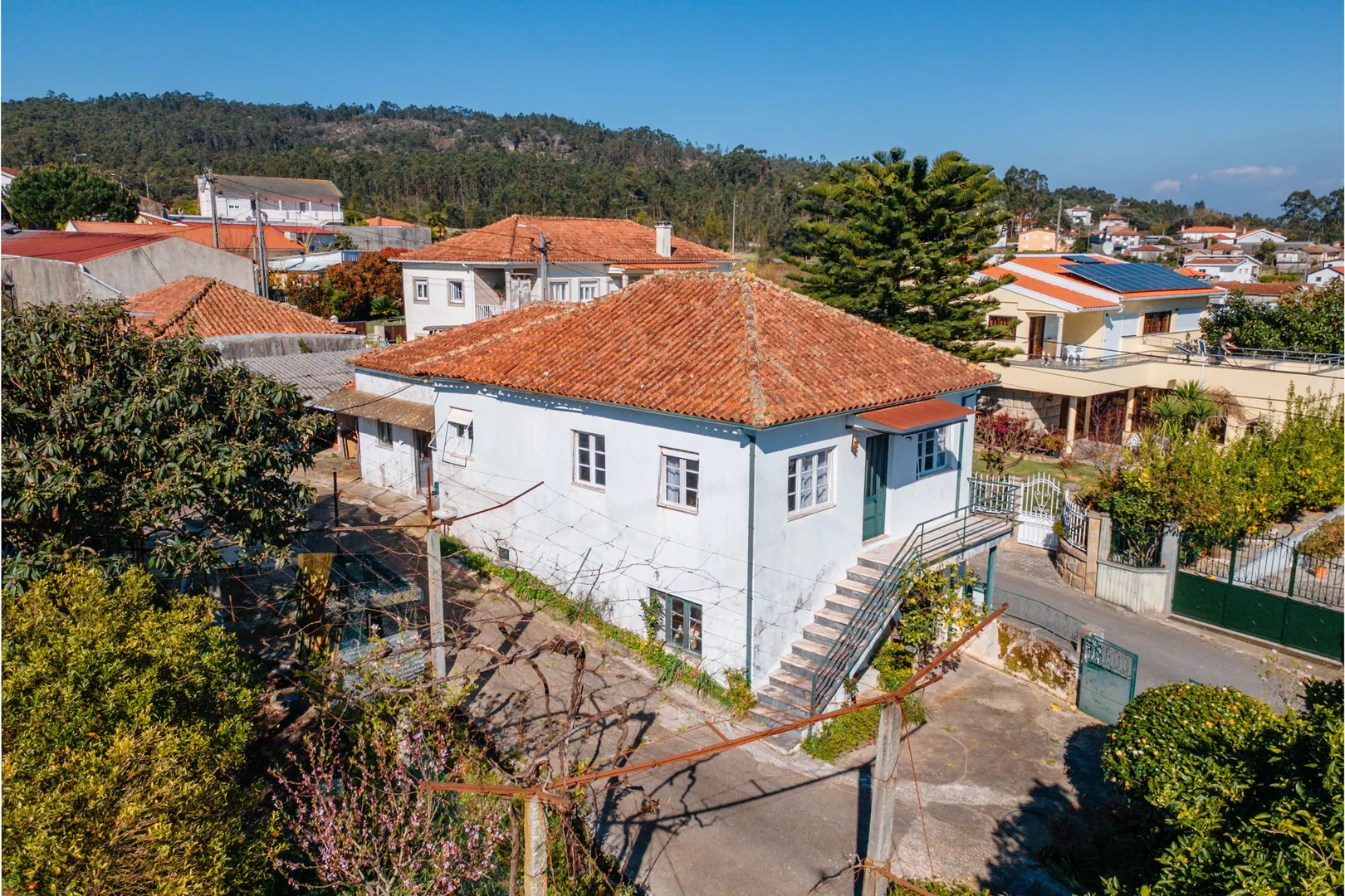 Moradia inserida numa área total de terreno de 2.643 m², em Galegos Santa Maria, Barcelos