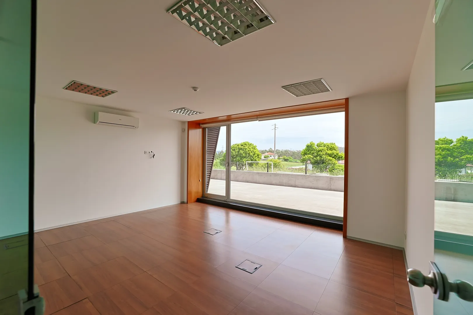PAVILHÃO c/ Licença p/ Armazém e Serviços em Barcelos