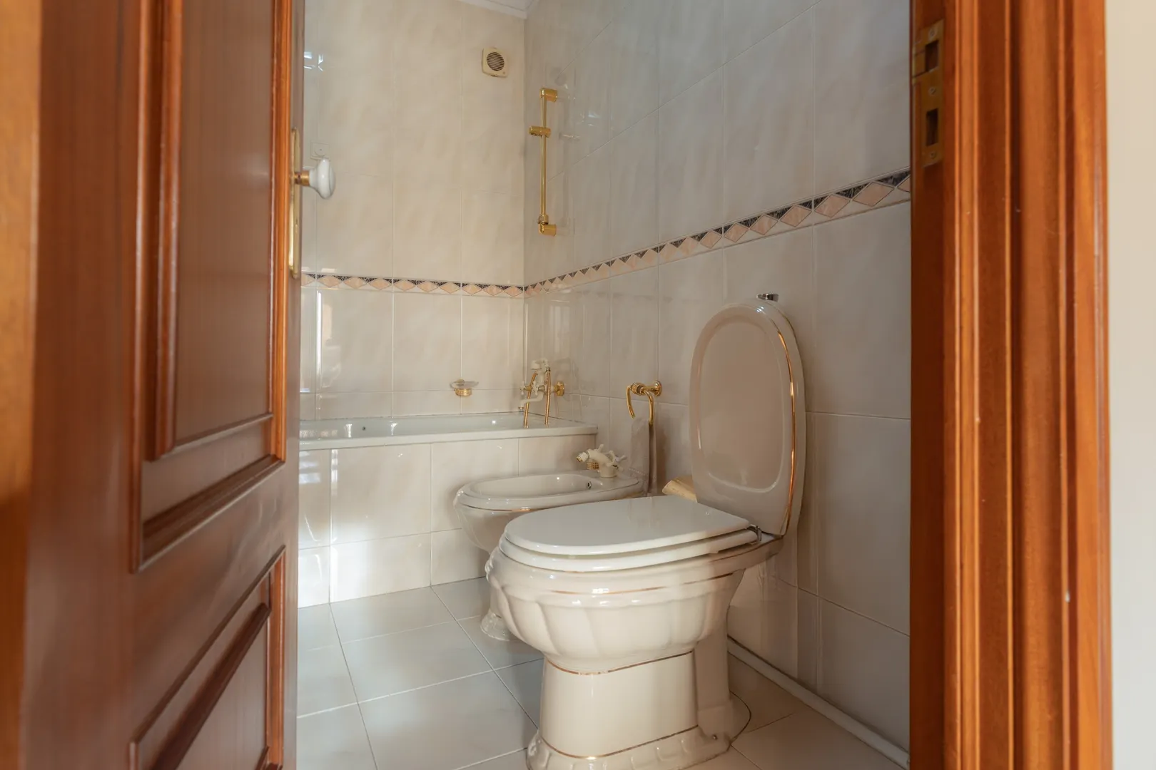 Moradia T6, RENOVADA, junto ao Centro da Cidade