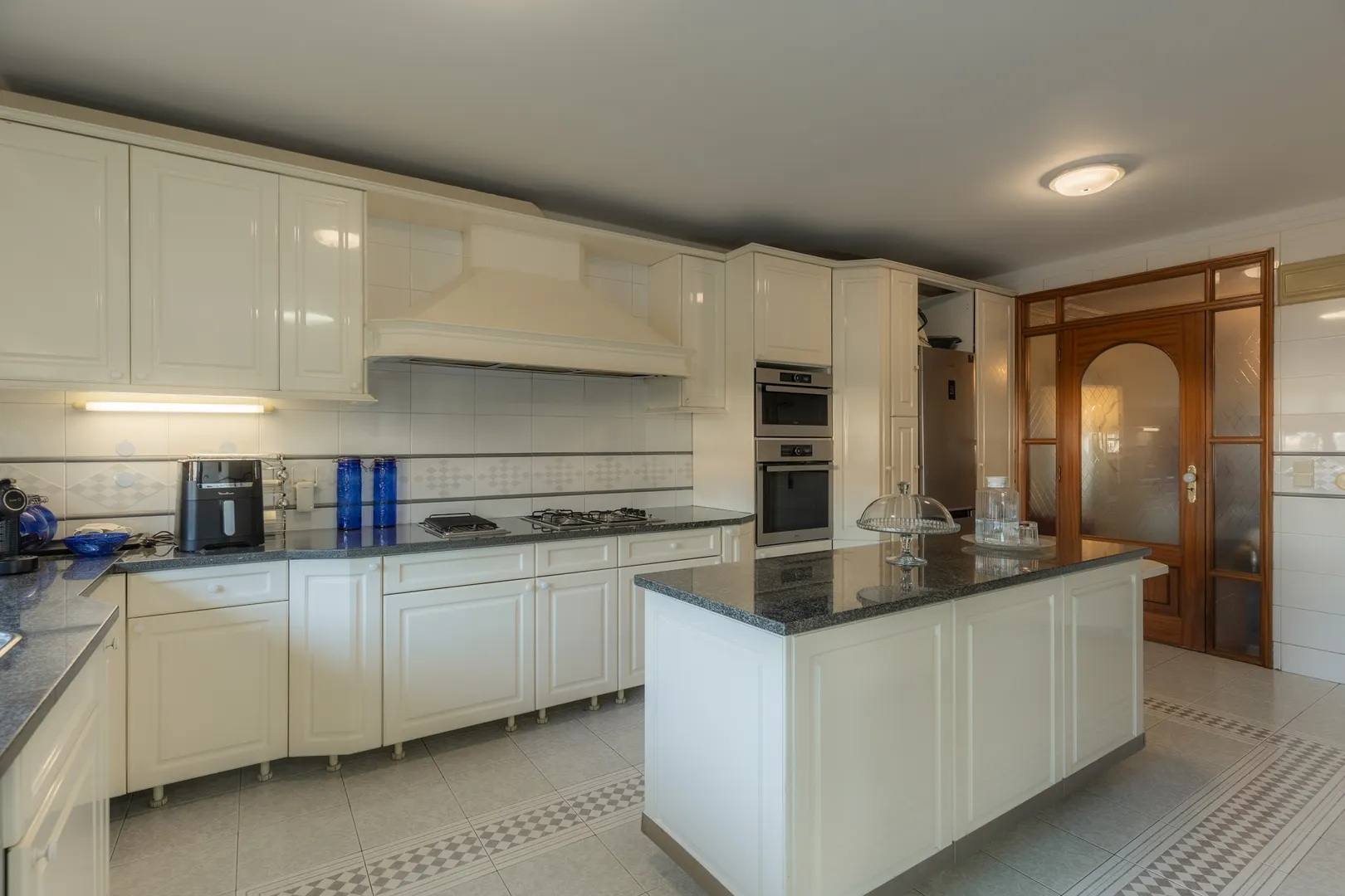 Moradia T6, RENOVADA, junto ao Centro da Cidade