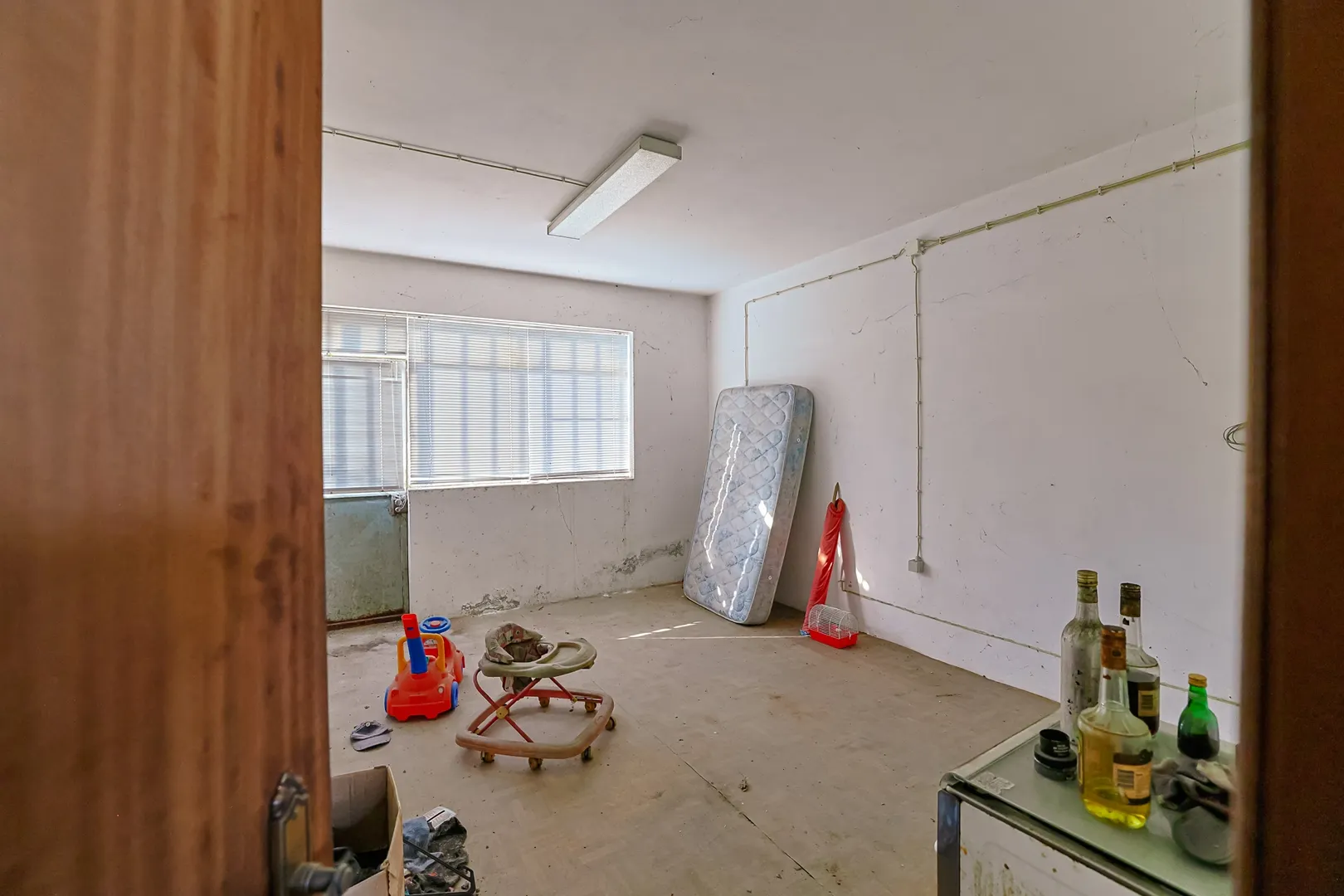 Moradia T4 c/ 376 m², jardim e riacho