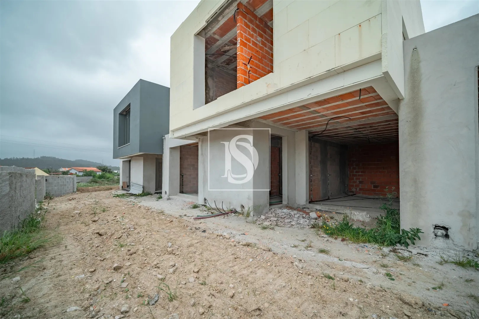 Moradia T3 em Estrutura com Jardim e Garagem Fechada em Perelhal, Barcelos
