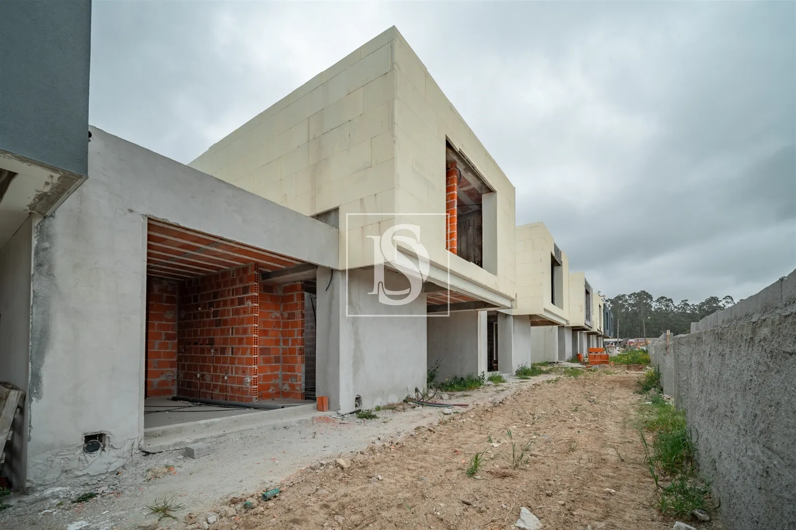 Moradia T3 em Estrutura com Jardim e Garagem Fechada em Perelhal, Barcelos