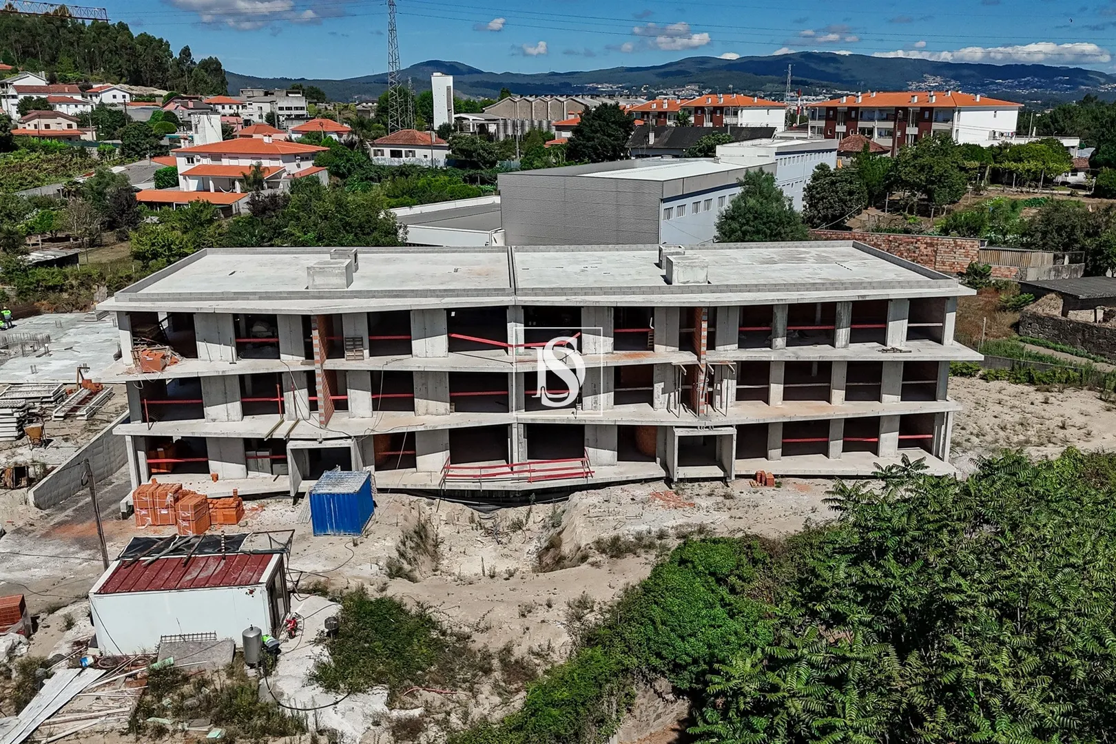 Apartamento T3 em construção c/ 3 frentes e garagem fechada para 2 carros, em Gamil, Barcelos