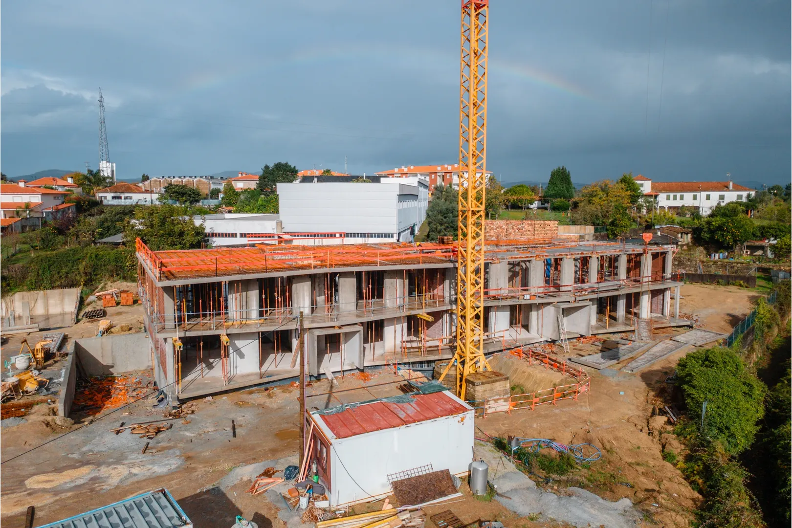 Apartamento T3 em construção c/ 3 frentes e garagem fechada para 2 carros, em Gamil, Barcelos
