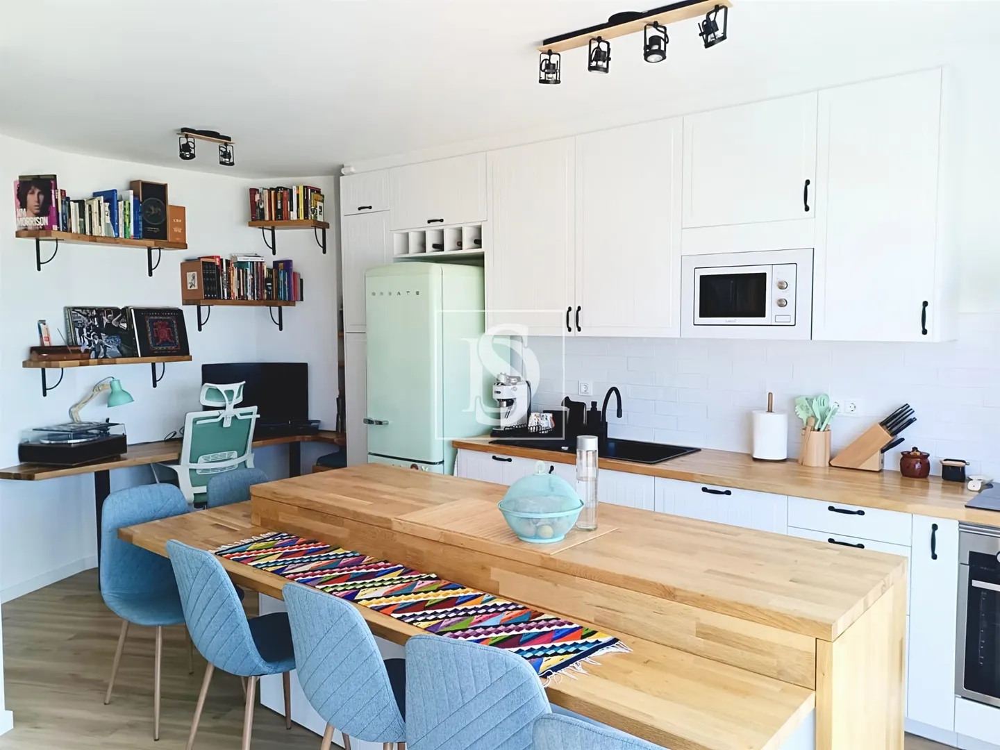 Andar Moradia, T2,Totalmente Renovado, c/ vista mar, em Lavra