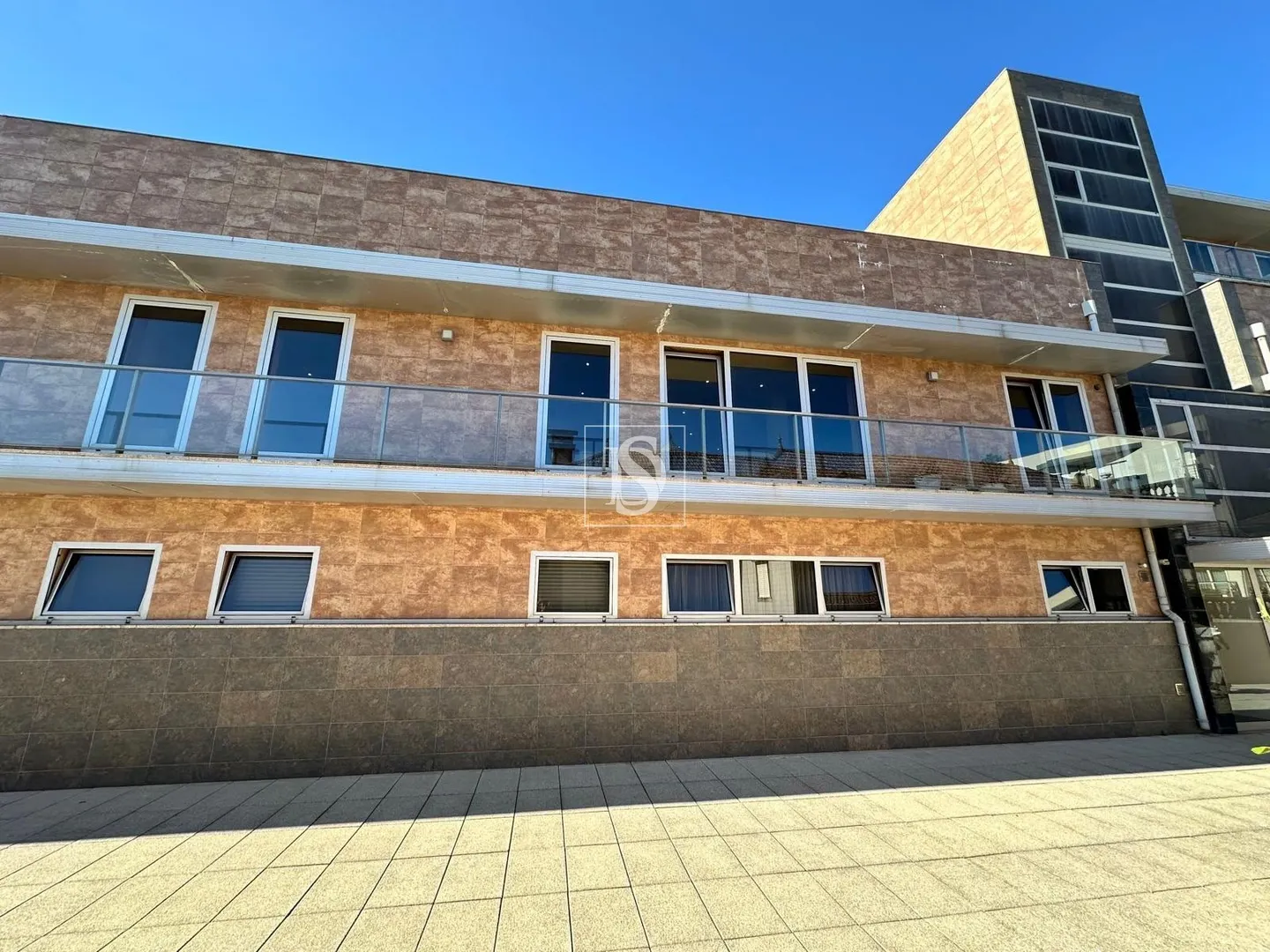 Apartamento T4, renovado, em cond. fechado c/ piscina