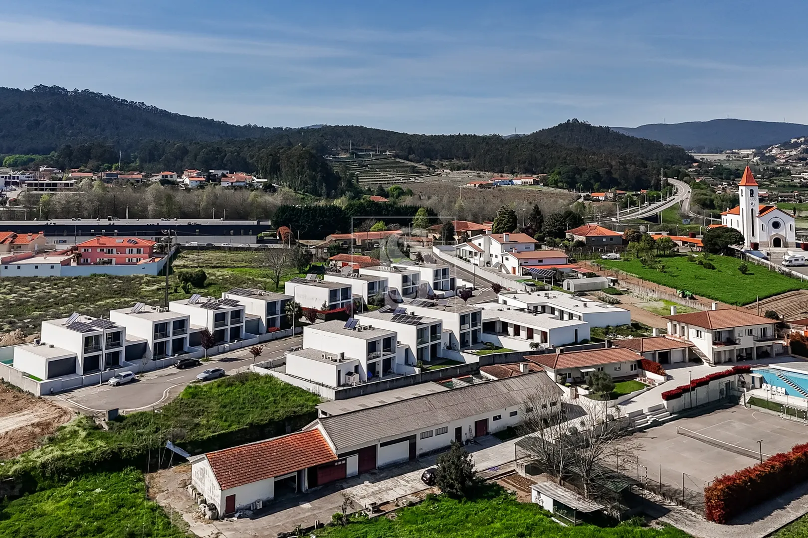 Moradia T4, Moderna, com Piscina e Jardim, a 2 minutos do Centro de Barcelos