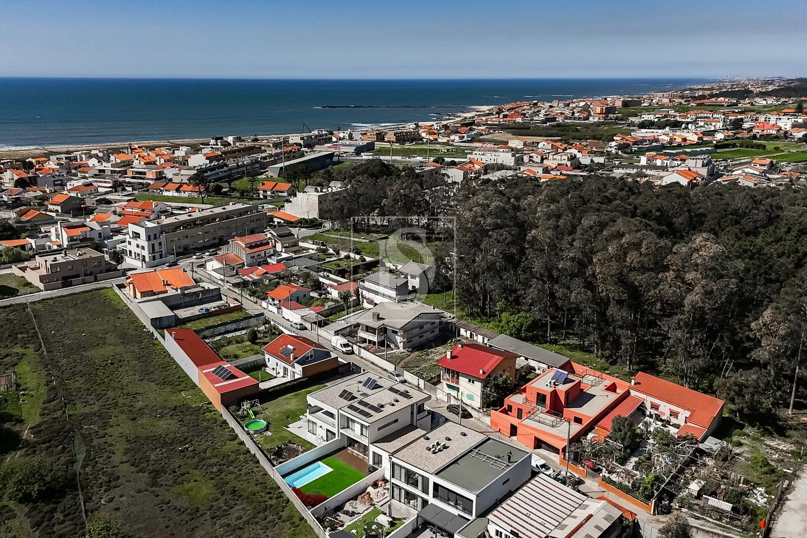 Moradia T4, Moderna, com Piscina, a 500m da Praia em Lavra