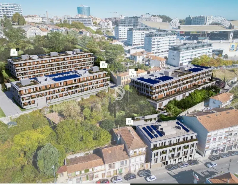Apartamento T2 Porto c/varanda, garagem e arrecadação