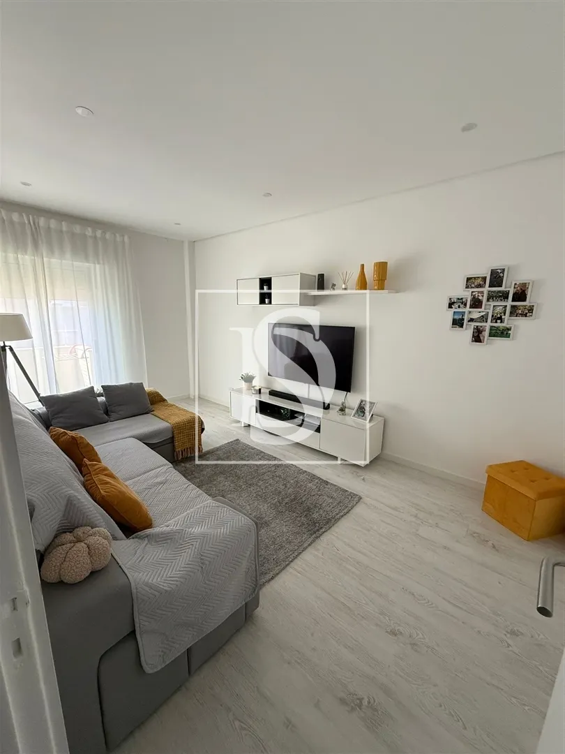 Apartamento T2 Remodelado com Varanda, Marquise e Arrecadação
