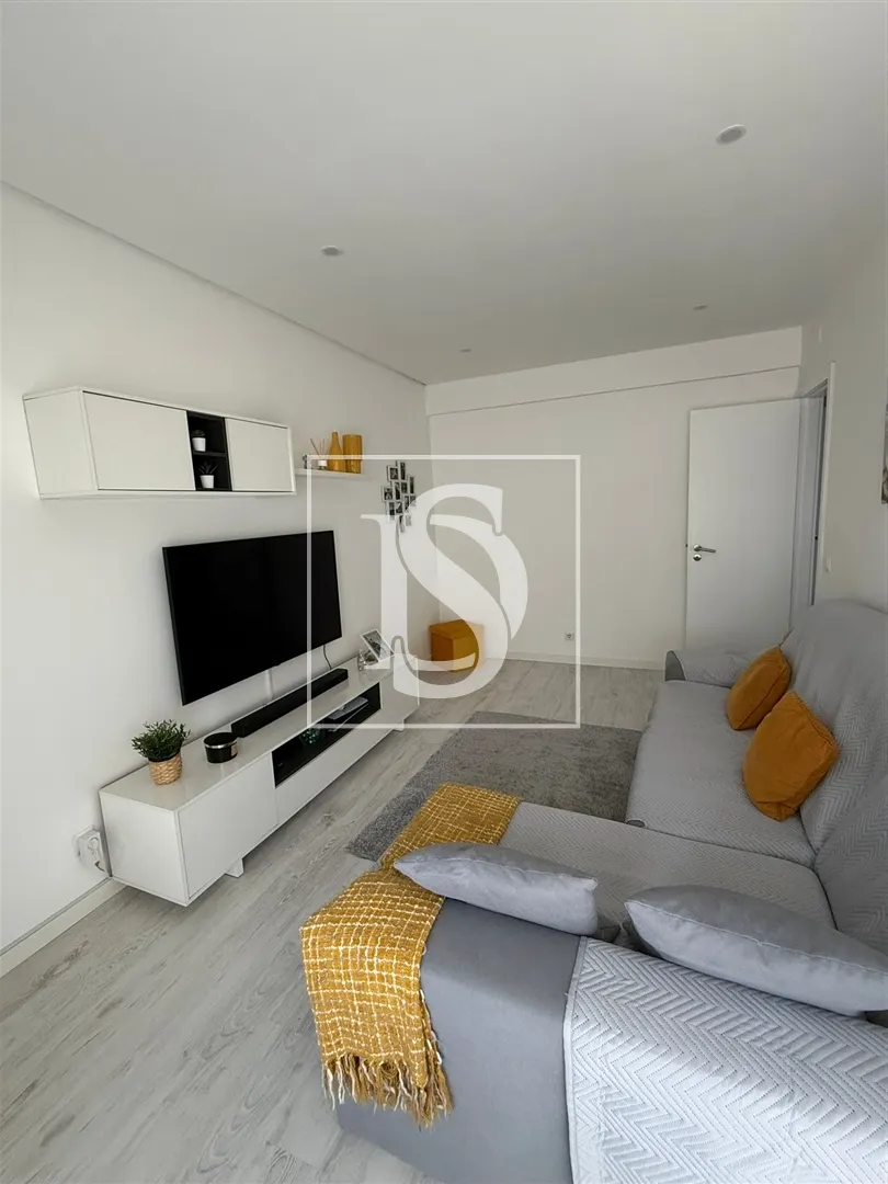 Apartamento T2 Remodelado com Varanda, Marquise e Arrecadação