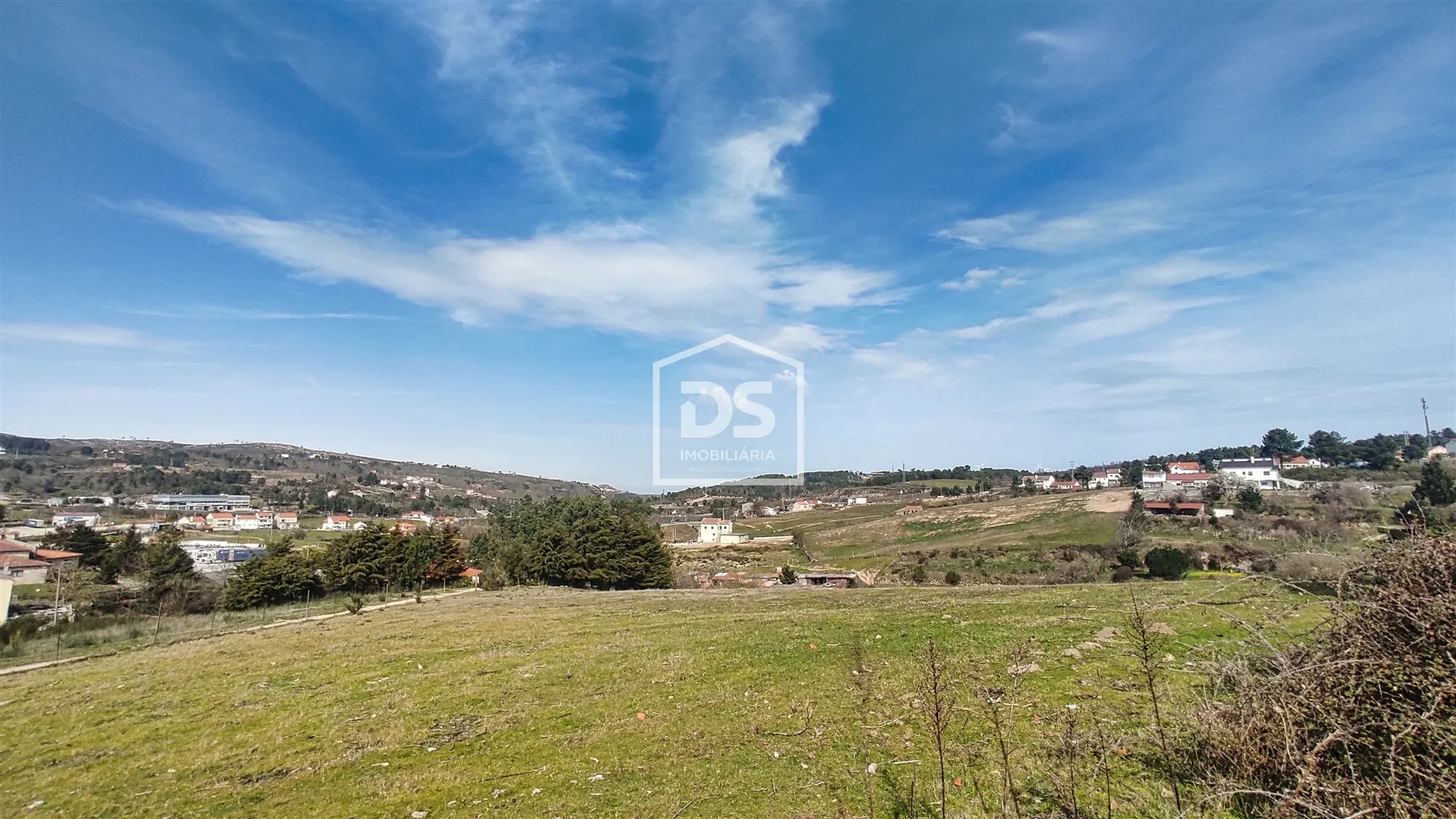 Moradia T2 para Recuperar na Guarda | Casa em Pedra com Terreno