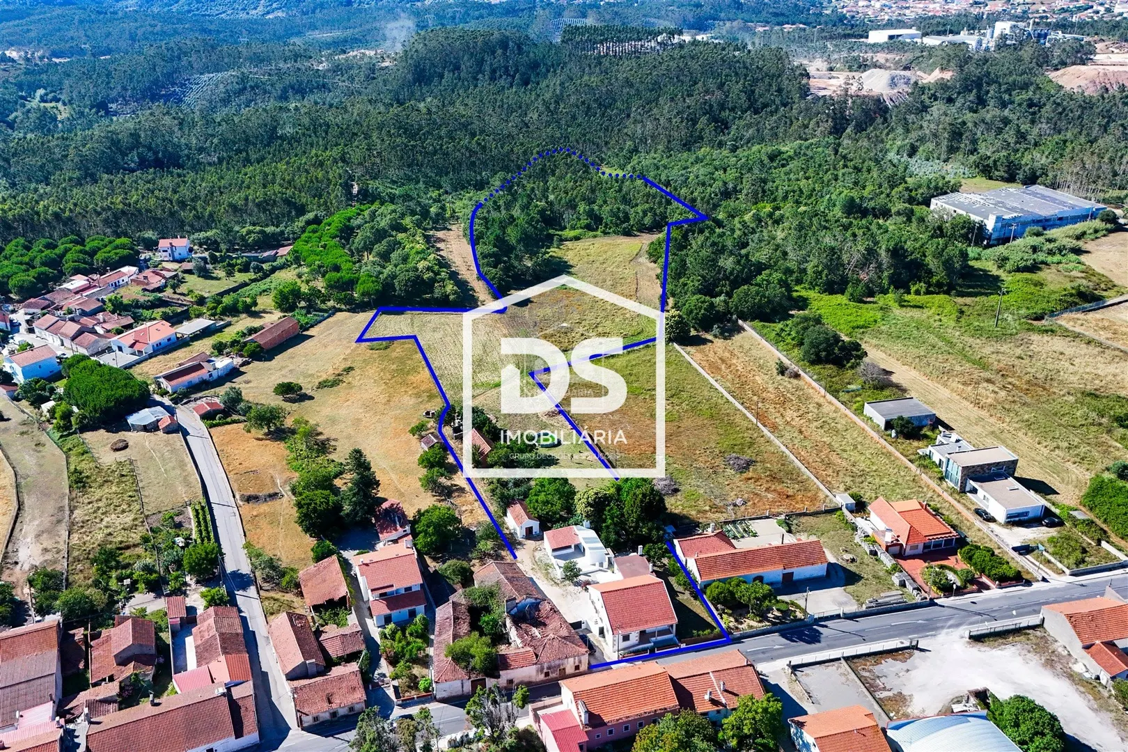 Moradia T4 + T1 com amplo terreno e espaços de lazer em Juncal, Porto de Mós