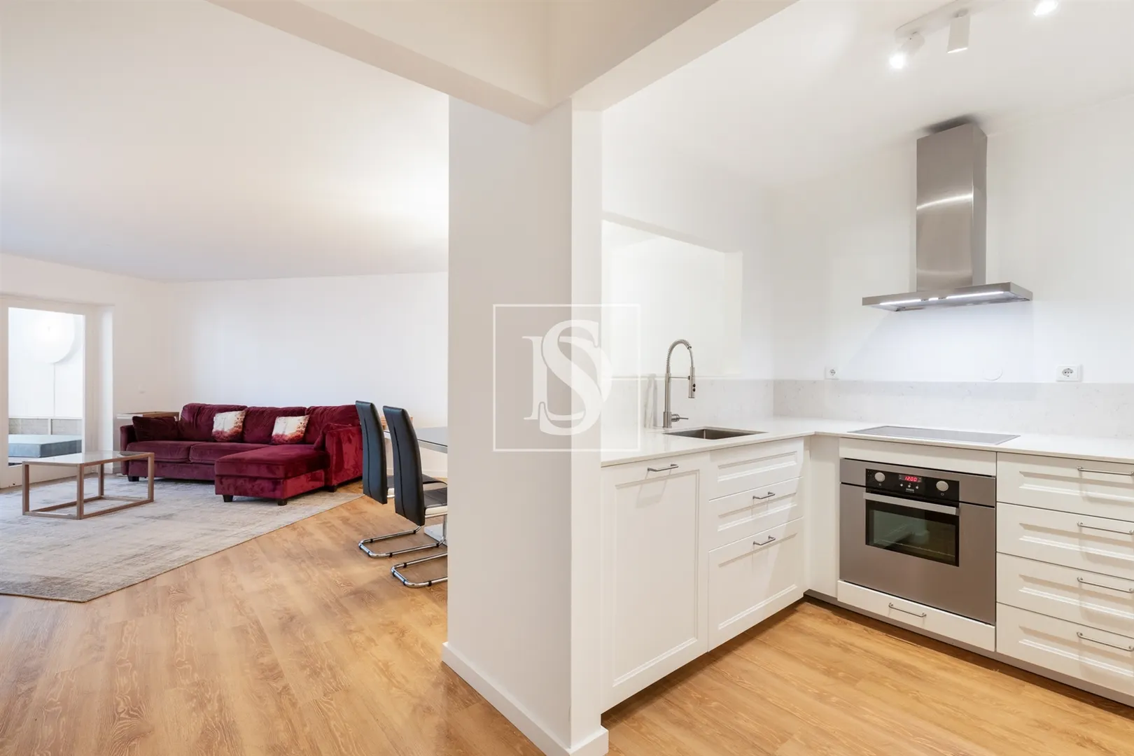 Apartamento T1 para venda mobiliado em Cascais com piscina e jardim