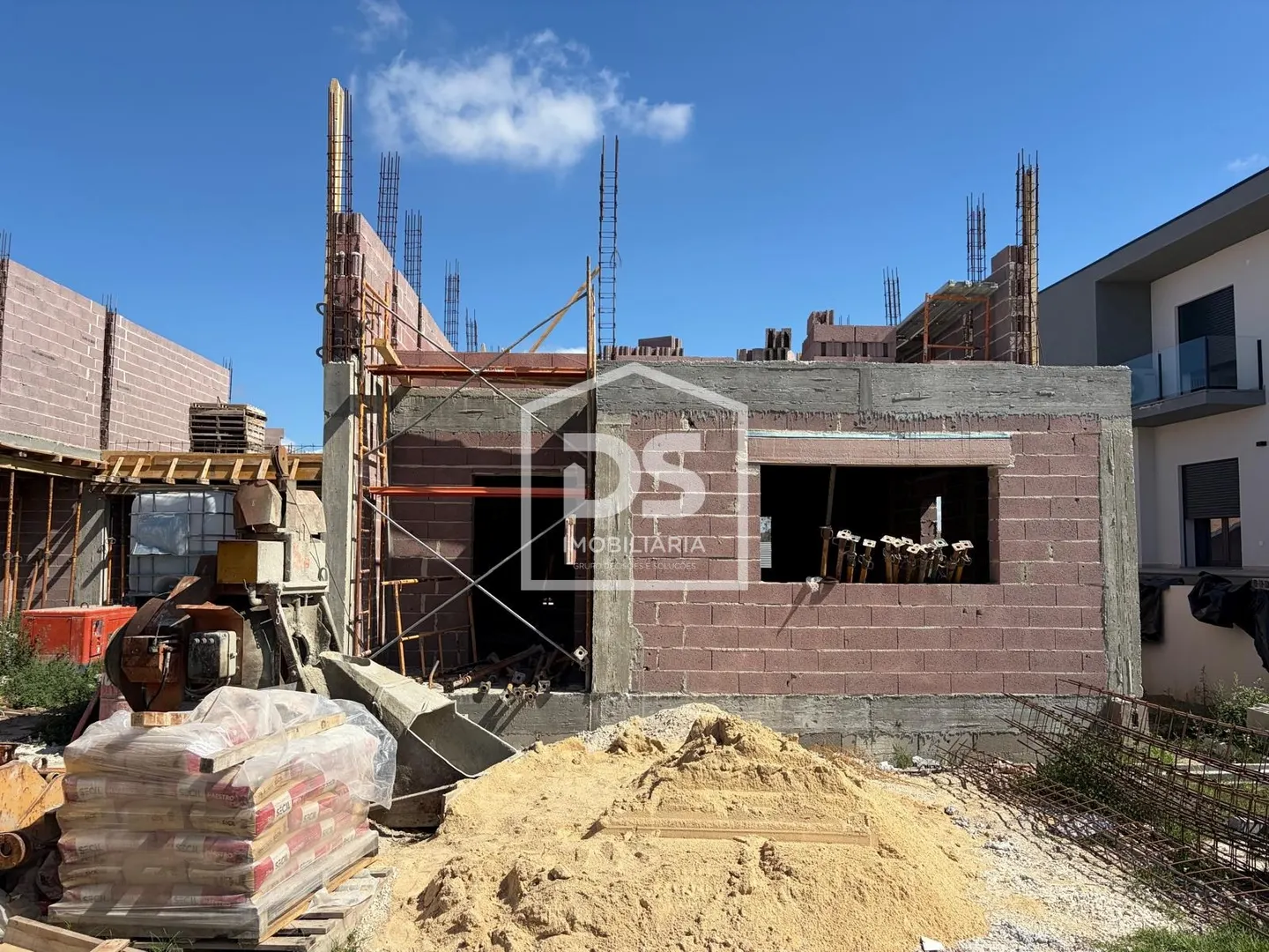 Moradia T4 geminada em construção na Ortigosa