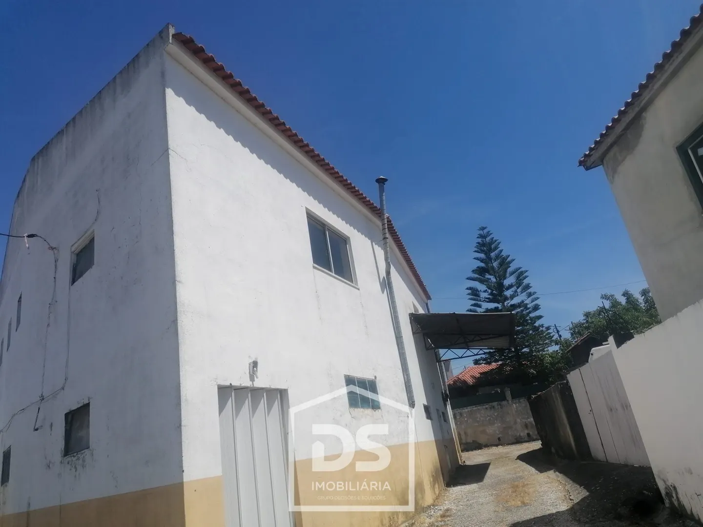 Prédio destinado a habitação e serviços Carvalhal I Aljubarrota I Alcobaça