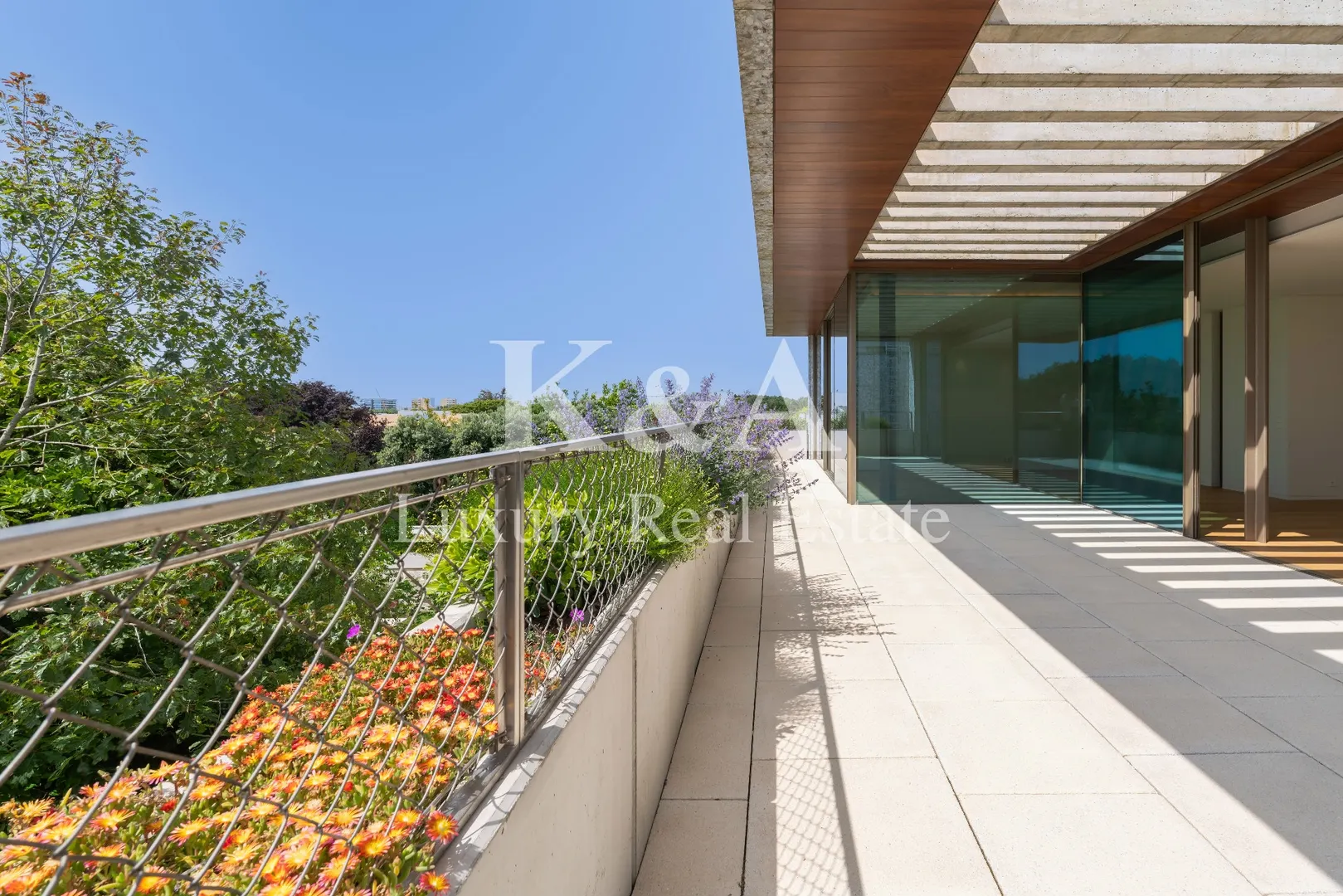 4-Bedroom Penthouse with Terrace in Foz