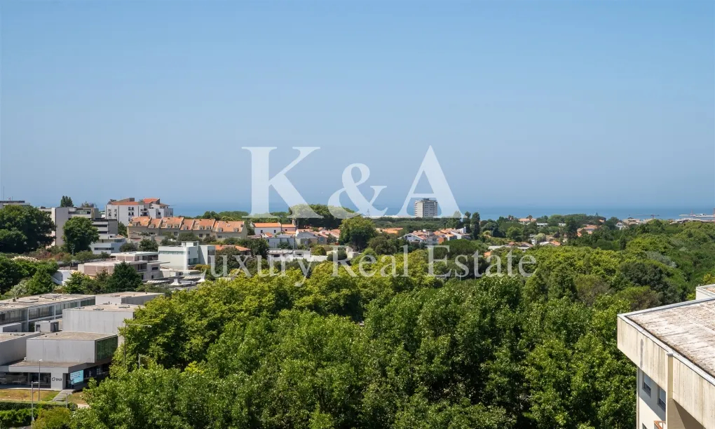Four-bedroom apartment with sea view, next to Parque da Cidade.