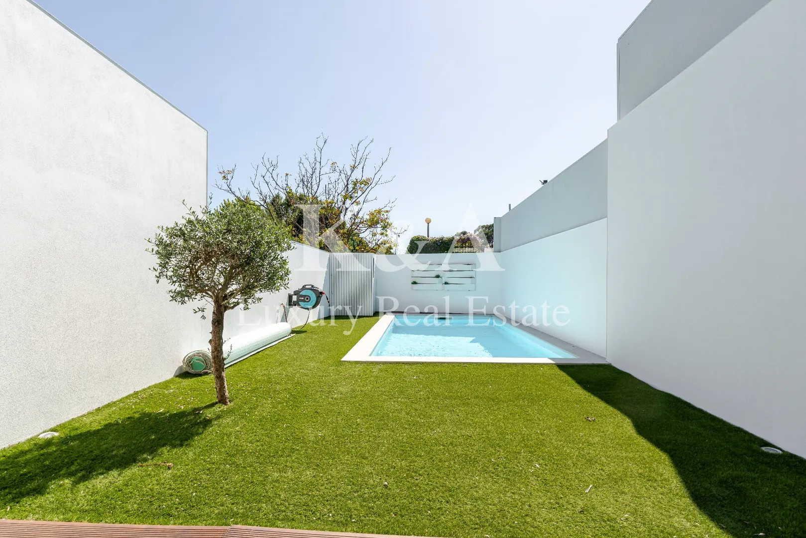 Villa with garden and swimming pool, located in the prestigious Serralves area.