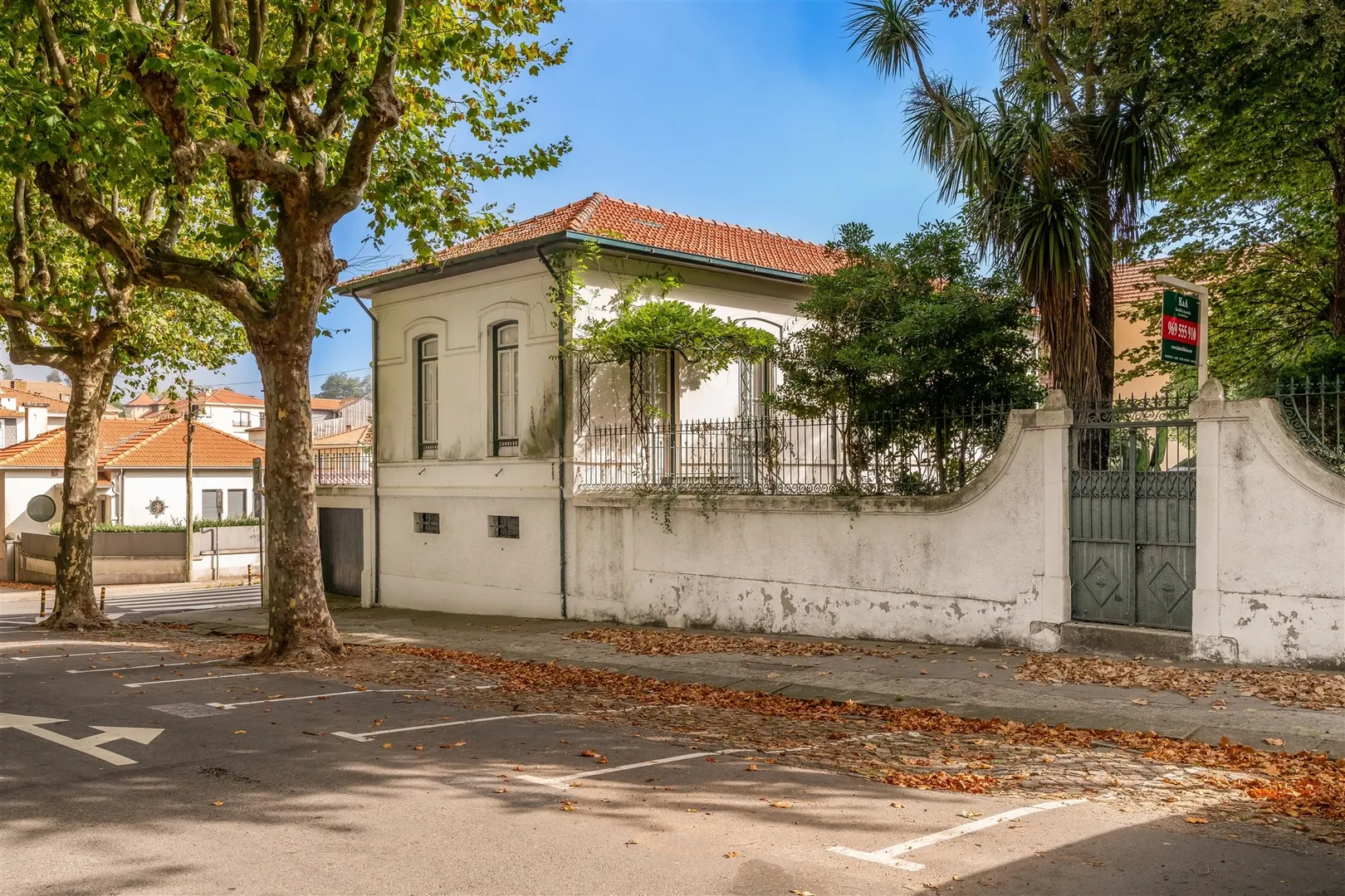 Traditional house in Foz, with potential and an excellent garden.
