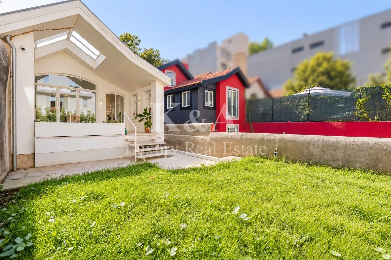 Moradia T5 de traça antiga, localizada numa das ruas mais prestigiadas da Foz