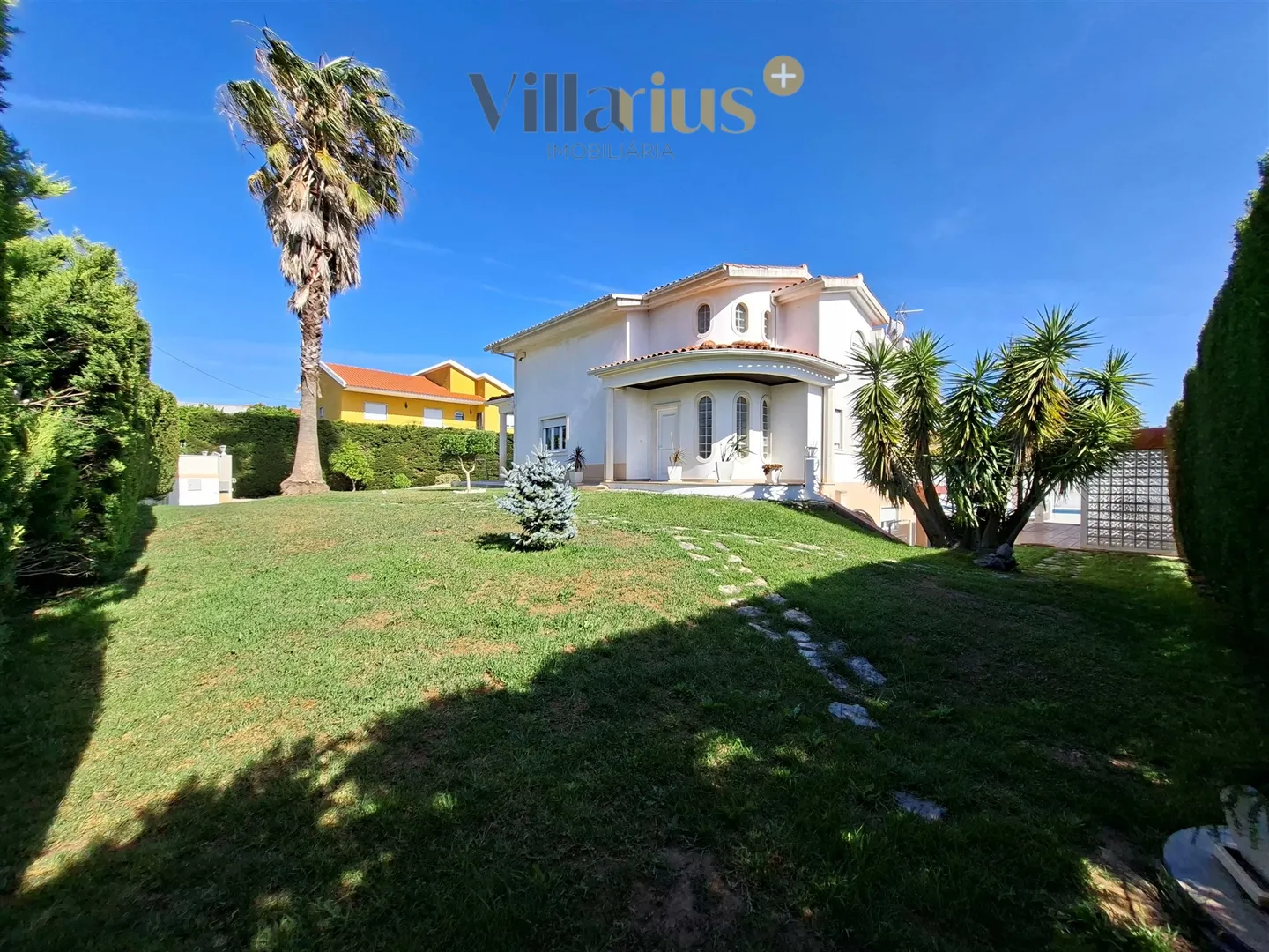 Moradia de Luxo V3+1 com Piscina e Jardim Privativo