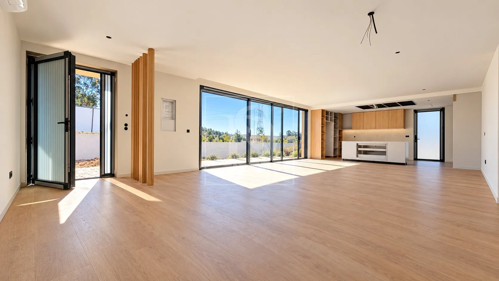 Moradia T4 Térrea de Luxo com 4 Suítes e Piscina | Arquitetura Contemporânea