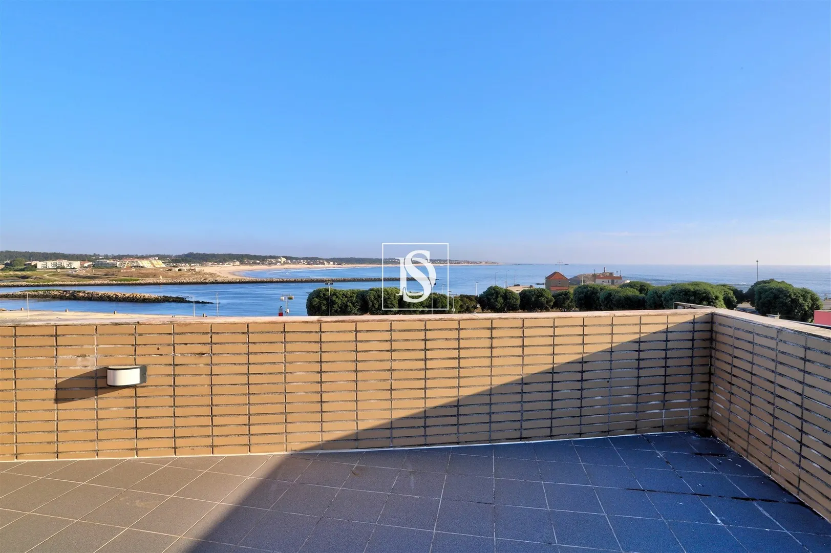 Apartamento T4 Remodelado com Terraço, Vista Rio e 2 Garagens - Vila do Conde