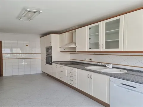 T4 com Garagem e Varanda no Prior Velho