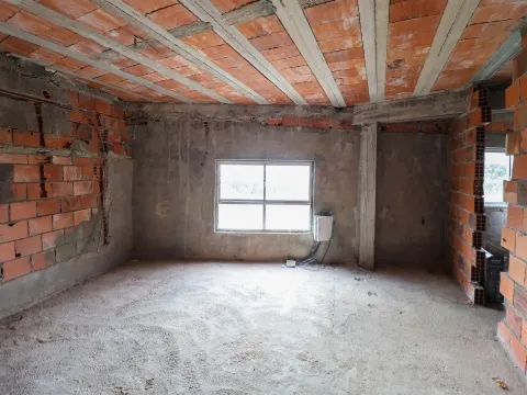 Moradia para Restaurar T9