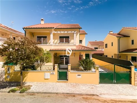 Moradia Geminada T4