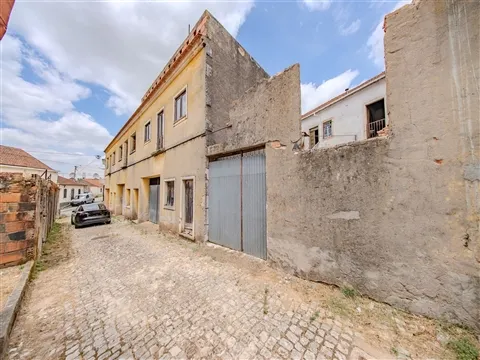 Duas moradias por 115.000 € em Mira de Aire