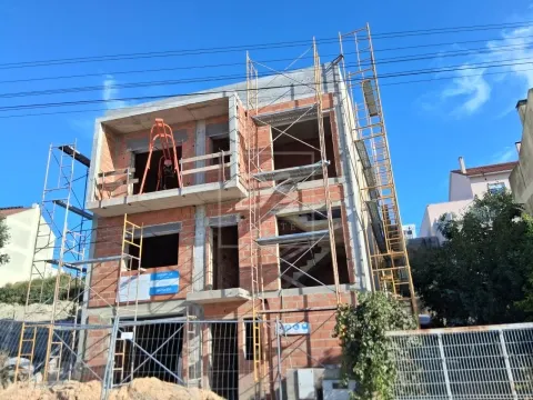 Moradia T3 com Piscina, Garagem 67 m² e Espaço Exterior – Santa Iria de Azóia