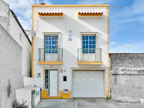 Moradia T3 com Garagem, Churrasqueira e Vista Desafogada sobre o Campo – Atalaia, Lourinhã