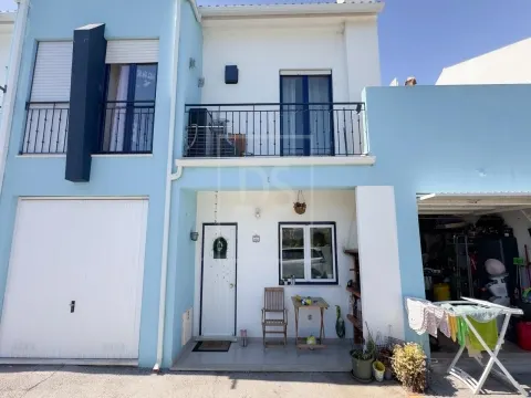 Moradia T3+1 com Vista Mar em Condomínio Fechado com Piscina e Garagem a Poucos Passos da Praia