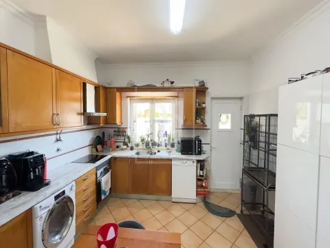 Moradia T3+1 com Vista Mar em Condomínio Fechado com Piscina e Garagem a Poucos Passos da Praia