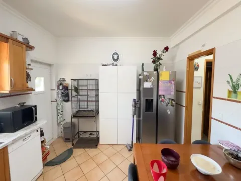 Moradia T3+1 com Vista Mar em Condomínio Fechado com Piscina e Garagem a Poucos Passos da Praia