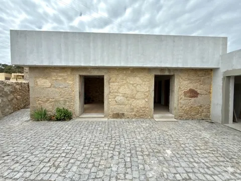Elegância Atemporal: Moradia T3 térrea que Une o Clássico ao Moderno
