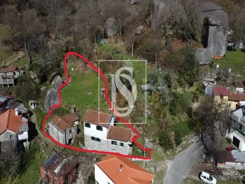 Moradia T2 habitável+ Moradia T2 para restauro+ Terreno com 700m2