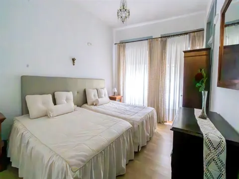Building >=10 Bedroom