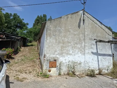 Propriedade Única com 2 Casas para Recuperação e Terreno de 2,6 Hectares