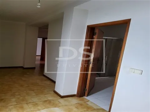 Apartamento T2 em Vila Praia de Ancora com garagem