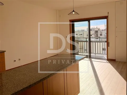 Apartamento T1 com Terraço na Praia da Amorosa